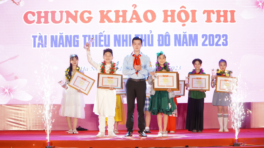 Hai thí sinh Lê Song Tùng (học sinh lớp 7H, trường THCS Tân Định) và Trần Hà Giang (học sinh lớp 5M, trường tiểu học Dịch Vọng A) đã xuất sắc trở thành quán quân của hội thi &quot;Tài năng thiếu nhi Thủ đô&quot; năm 2023.