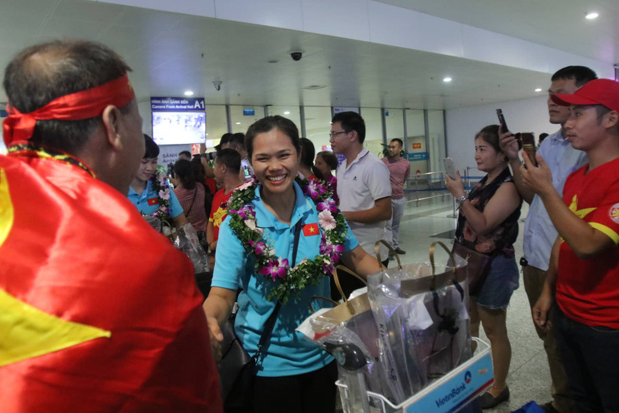 Đội tuyển bóng đá nữ Việt Nam được rất đông những người yêu bóng đá chào đón tại sân bay.