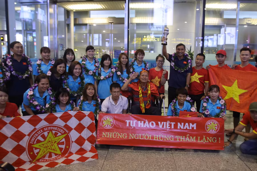 Đội tuyển bóng đá nữ Việt Nam trở về nước với nụ cười rạng rỡ và được sự chào đón của người hâm mộ.