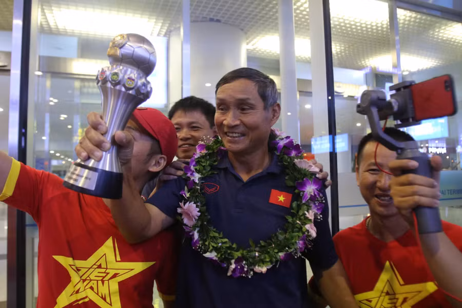 HLV Mai Đức Chung rất vui mừng cùng đội tuyển cầm tên tay chiếc CUP vô địch.