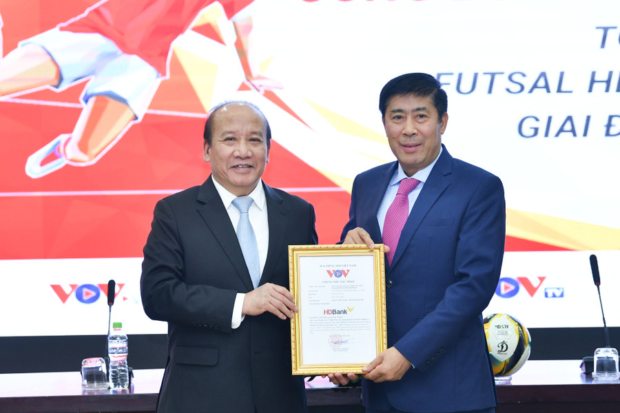 Đại diện Lãnh đạo Đài Tiếng nói Việt Nam trao Chứng thư cho Ngân hàng HDBank, đơn vị đồng hành tài trợ các giải Fustal Quốc gia giai đoạn 2024-2028.