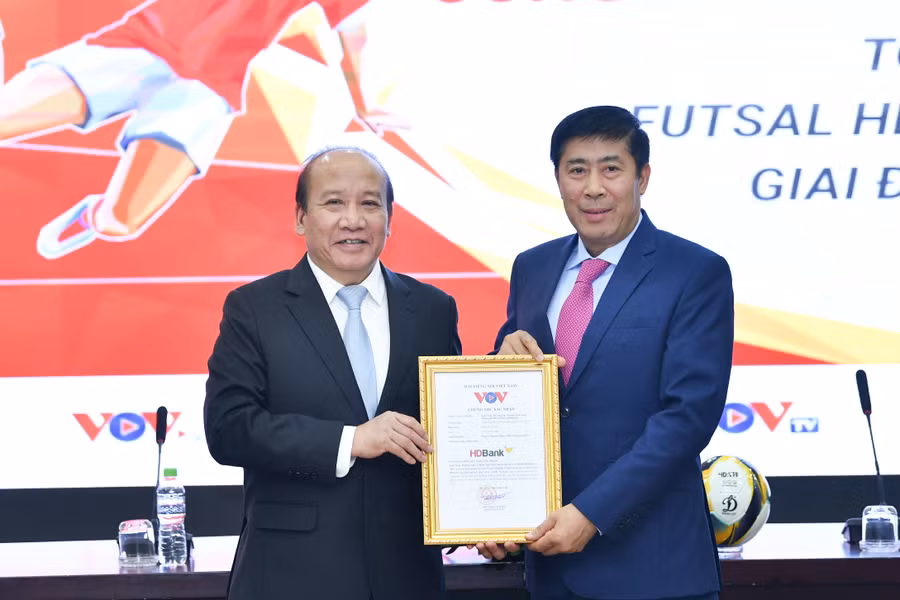 Đại diện Lãnh đạo Đài Tiếng nói Việt Nam trao Chứng thư cho Ngân hàng HDBank, đơn vị đồng hành tài trợ các giải Fustal Quốc gia giai đoạn 2024-2028.