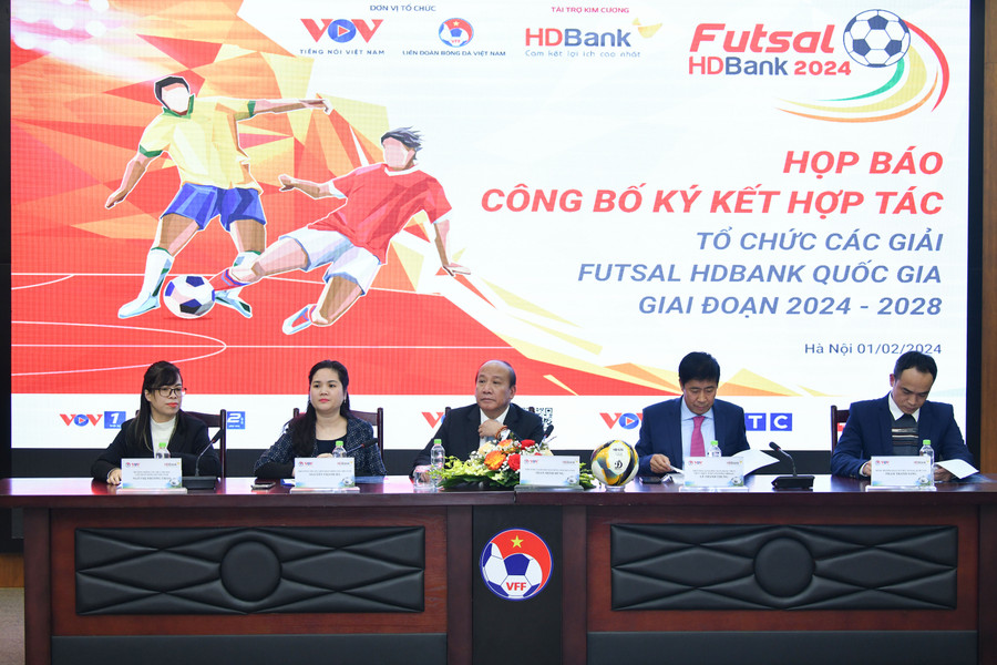 Mỗi CLB được đăng ký 1 ngoại binh và 1 cầu thủ gốc Việt Nam và giữ nguyên thể thức thi đấu vòng tròn 2 lượt, để tính điểm xếp hạng chung cuộc.