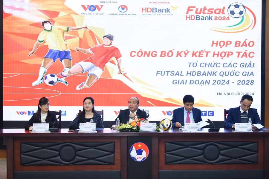 Mỗi CLB được đăng ký 1 ngoại binh và 1 cầu thủ gốc Việt Nam và giữ nguyên thể thức thi đấu vòng tròn 2 lượt, để tính điểm xếp hạng chung cuộc.