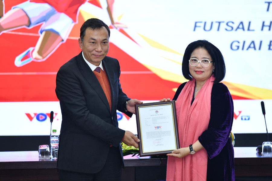 Đại diện Lãnh đạo VFF trao Chứng thư cho đài Tiếng nói Việt Nam, đơn vị đồng hành tổ chức các giải Fustal Quốc gia giai đoạn 2024-2028.