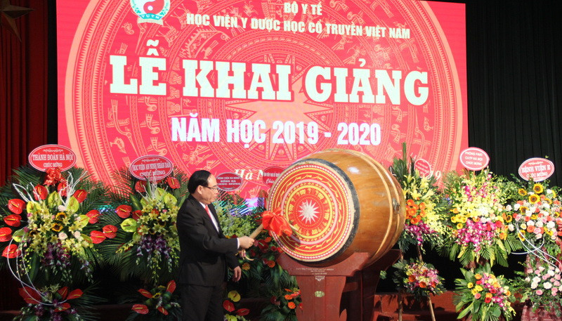 PGS.TS Đậu Xuân Cảnh đánh trống khai giảng năm học mới 2019-2020.