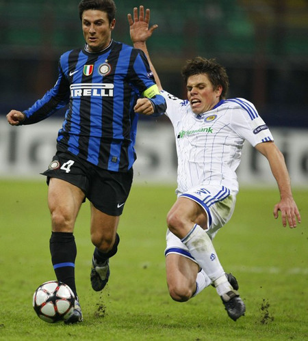 Inter Milan (trái) cũng phải cưa điểm Inter Milan (trái) cũng phải cưa điểm