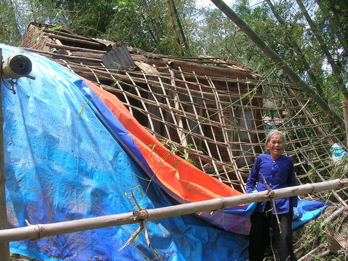 Cụ Nguyễn Thị Ngà, bên ngôi nhà sụp hoàn toàn của mình.