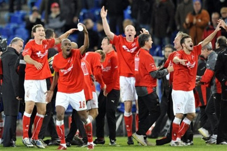 Thụy Sĩ là hai đội giành hai vé trực tiếp cuối cùng đến Nam Phi vào mùa hè năm sau