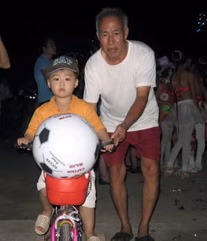 Cùng cháu đi vui tết trung thu