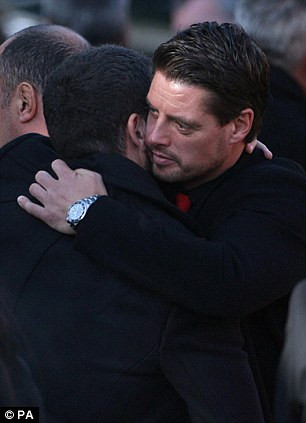 Ronan và Keith đã được an ủi bởi người bạn sau khi dịch vụ cảm xúc Read more: http://translate.googleusercontent.com/translate_c?hl=vi&ie=ISO-8859-1&langpair=auto%7Cvi&u=http://www.dailymail.co.uk/tvshowbiz/article-1221030/Stephen-Gately-funeral-Ronan-Keating-breaks-tears-pays-tribute-Boyzone-star.html&tbb=1&rurl=translate.google.com.vn&usg=ALkJrhjPhaYlJlsFLuzg6mMTp3We5JSbSw#ixzz0UCnwahMh