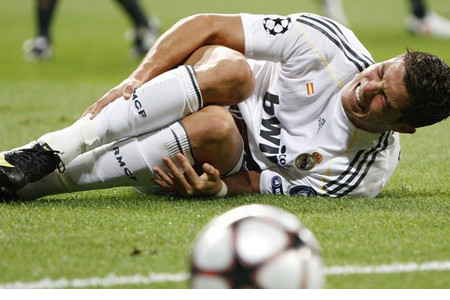 Vì chấn thương C.Ronaldo đã không thể ra sân trong trận đấu với Sevilla… Vì chấn thương C.Ronaldo đã không thể ra sân trong trận đấu với Sevilla…