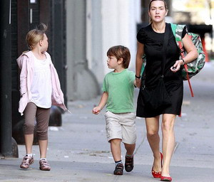 Kate cùng các con đi dạo phố Kate cùng các con đi dạo phố