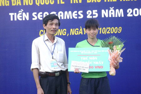 Kiều Trinh (phải) giành danh hiệu thủ môn xuất sắc nhất Kiều Trinh (phải) giành danh hiệu thủ môn xuất sắc nhất