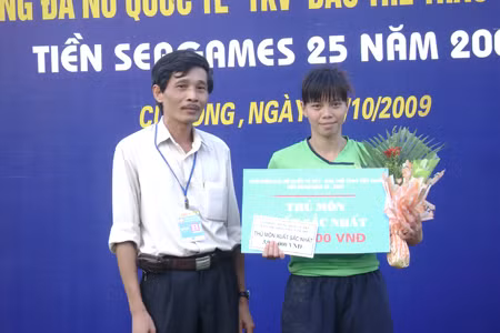 Kiều Trinh (phải) giành danh hiệu thủ môn xuất sắc nhất