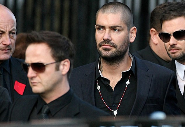 Boyzone sao Mikey Graham (trái) và Shane Lynch đến lúc các nhà nguyện Read more: http://translate.googleusercontent.com/translate_c?hl=vi&ie=ISO-8859-1&langpair=auto%7Cvi&u=http://www.dailymail.co.uk/tvshowbiz/article-1221030/Stephen-Gately-funeral-Ronan-Keating-breaks-tears-pays-tribute-Boyzone-star.html&tbb=1&rurl=translate.google.com.vn&usg=ALkJrhjPhaYlJlsFLuzg6mMTp3We5JSbSw#ixzz0UCqfsaxG