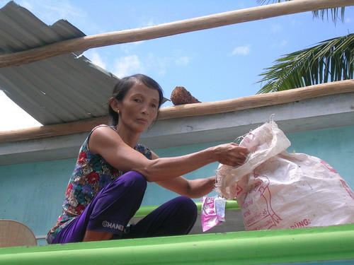 Bà Hòa ngồi trên gác lững kể lại trưa ngày 28-9 vừa khiêng quan tài cha mình đi mai táng thì mái nhà tốc bay xuống sông.