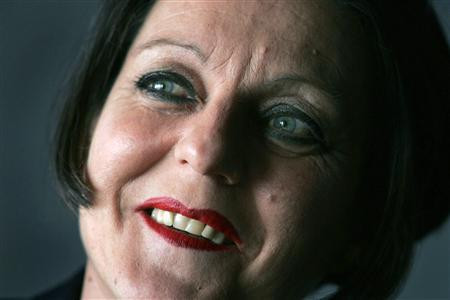 Herta Mueller sinh năm 1953 ở Nitzkydorf, Banat, Romania. Trong gần 30 năm cầm bút, bà đã đoạt nhiều giải thưởng văn học danh giá. Herta Mueller sinh năm 1953 ở Nitzkydorf, Banat, Romania. Trong gần 30 năm cầm bút, bà đã đoạt nhiều giải thưởng văn học danh giá.