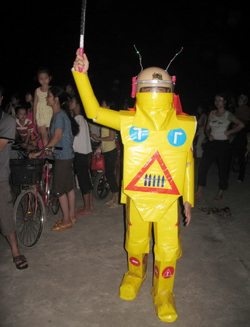 Vui tết trung thu nhưng không quên tuyên truyền an toàn giao thông