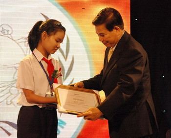 Chủ tịch nước Nguyễn Minh Triết trao giải nhì cho em Nguyễn Đắc Xuân Thảo