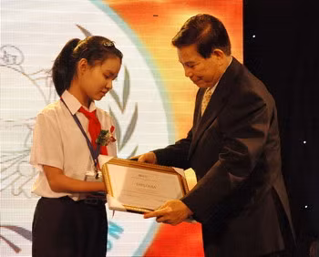 Chủ tịch nước Nguyễn Minh Triết trao giải nhì cho em Nguyễn Đắc Xuân Thảo