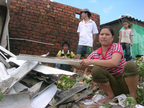 Nguyễn Thị Thanh, thôn Trung Thanh, xã Tam Thanh bên ngói vụn 