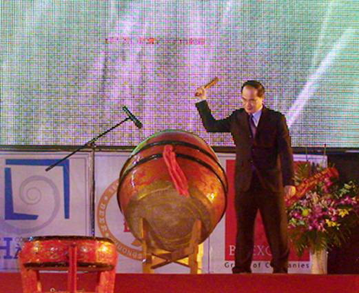 Khai mạc Ngày hội Văn hóa, Thể thao và Du lịch ảnh 1 Phó Thủ tướng Nguyễn Thiện Nhân đánh trống khai mạc Ngày hội