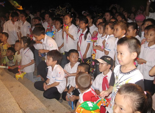 Đêm hội trăng rằm đã thu hút đông đảo các bậc phụ huynh và các cháu thiếu niên nhi đồng