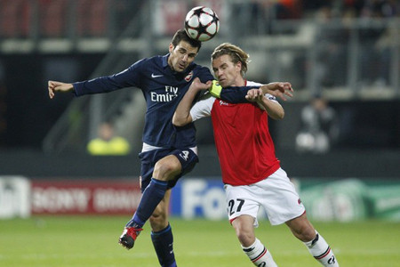 Các pháo thủ thành London (trái) giành được 1 điểm trong chuyến làm khách của AZ Alkmaar Các pháo thủ thành London (trái) giành được 1 điểm trong chuyến làm khách của AZ Alkmaar