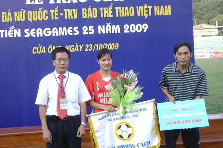 Đại diện đội Than Khoáng sản Việt Nam (giữa) nhận phần thưởng từ BTC Đại diện đội Than Khoáng sản Việt Nam (giữa) nhận phần thưởng từ BTC