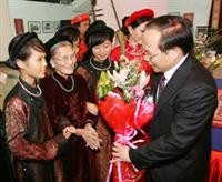 Bộ trưởng Hoàng Tuấn Anh tặng hoa và chúc mừng nghệ nhân Nguyễn Thị Chúc và lớp ca nương kế cận, những người góp phần giữ gìn và trao truyền để hôm nay Ca trù được UNESCO vinh danh là di sản thế giới Bộ trưởng Hoàng Tuấn Anh tặng hoa và chúc mừng nghệ nhân Nguyễn Thị Chúc và lớp ca nương kế cận, những người góp phần giữ gìn và trao truyền để hôm nay Ca trù được UNESCO vinh danh là di sản thế giới