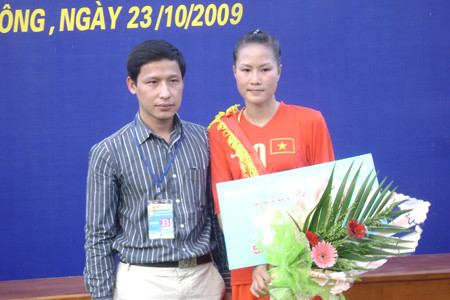 Ngọc Trâm (phải) giành hai danh hiệu cầu thủ xuất sắc nhất và hoa khôi của giải Ngọc Trâm (phải) giành hai danh hiệu cầu thủ xuất sắc nhất và hoa khôi của giải