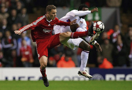 Liverpool (áo đỏ) phơi áo ngay trên sân nhà Liverpool (áo đỏ) phơi áo ngay trên sân nhà