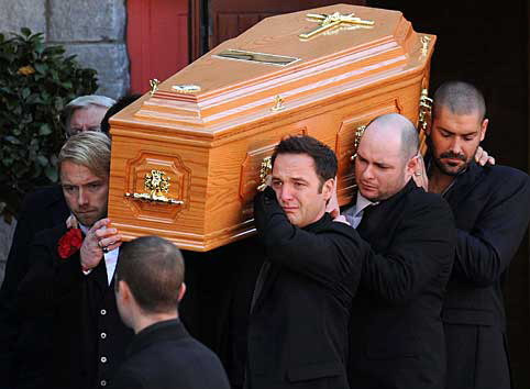 Ronan Keating (trước trái) và các thành viên Boyzone Mikey Graham (trước phải), Shane Lynch (trở về bên phải) và Keith Duffy (sau trái) mang quan tài của Stephen Gately từ St Laurence O’Toole Giáo Hội tại Dublin sau khi today’s funeral service ngày hôm nay của dịch vụ tang lễ Read more: http://translate.googleusercontent.com/translate_c?hl=vi&ie=ISO-8859-1&langpair=auto%7Cvi&u=http://www.dailymail.co.uk/tvshowbiz/article-1221030/Stephen-Gately-funeral-Ronan-Keating-breaks-tears-pays-tribute-Boyzone-star.html&tbb=1&rurl=translate.google.com.vn&usg=ALkJrhjPhaYlJlsFLuzg6mMTp3We5JSbSw#ixzz0UCnJVxwZ