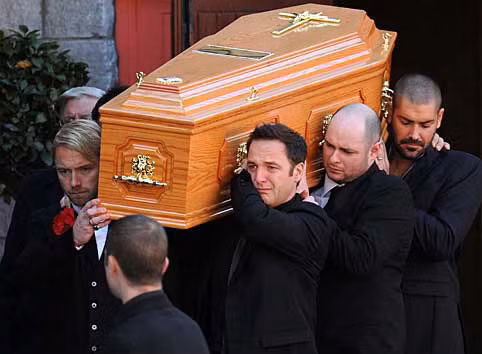 Ronan Keating (trước trái) và các thành viên Boyzone Mikey Graham (trước phải), Shane Lynch (trở về bên phải) và Keith Duffy (sau trái) mang quan tài của Stephen Gately từ St Laurence O’Toole Giáo Hội tại Dublin sau khi today’s funeral service ngày hôm nay của dịch vụ tang lễ Read more: http://translate.googleusercontent.com/translate_c?hl=vi&ie=ISO-8859-1&langpair=auto%7Cvi&u=http://www.dailymail.co.uk/tvshowbiz/article-1221030/Stephen-Gately-funeral-Ronan-Keating-breaks-tears-pays-tribute-Boyzone-star.html&tbb=1&rurl=translate.google.com.vn&usg=ALkJrhjPhaYlJlsFLuzg6mMTp3We5JSbSw#ixzz0UCnJVxwZ