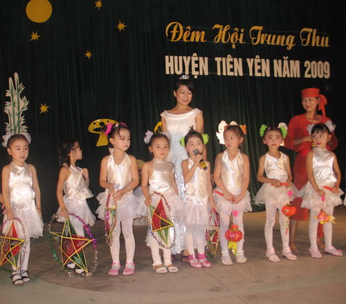 Múa, hát vui cùng với chú Cuội và chị Hằng