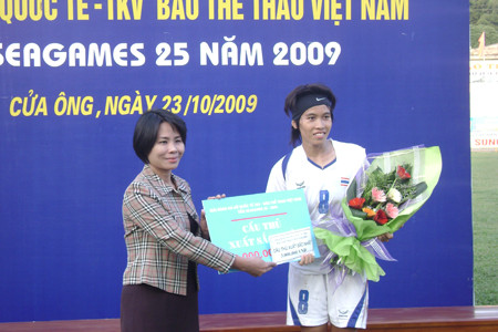 Junpen Seeraum (phải) giành danh hiệu cầu thủ xuất sắc nhất Junpen Seeraum (phải) giành danh hiệu cầu thủ xuất sắc nhất