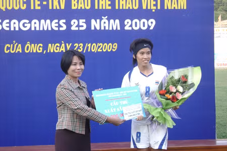 Junpen Seeraum (phải) giành danh hiệu cầu thủ xuất sắc nhất