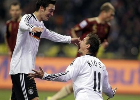 Sau thắng lợi 2-1 ở lượt đi trên sân Dortmund, Đức (áo trắng) một lần nữa làm Nga nuốt trái đắng thất bại và ngậm ngùi chấp nhận suất đá play-off tranh vé vớt dự World Cup 2010. Ảnh: AP. Sau thắng lợi 2-1 ở lượt đi trên sân Dortmund, Đức (áo trắng) một lần nữa làm Nga nuốt trái đắng thất bại và ngậm ngùi chấp nhận suất đá play-off tranh vé vớt dự World Cup 2010. Ảnh: AP.