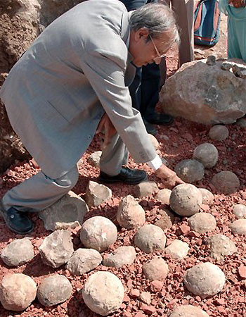 Các nhà khoa học mới phát hiện nhiều trứng khủng long ở Ấn Độ Các nhà khoa học mới phát hiện nhiều trứng khủng long ở Ấn Độ