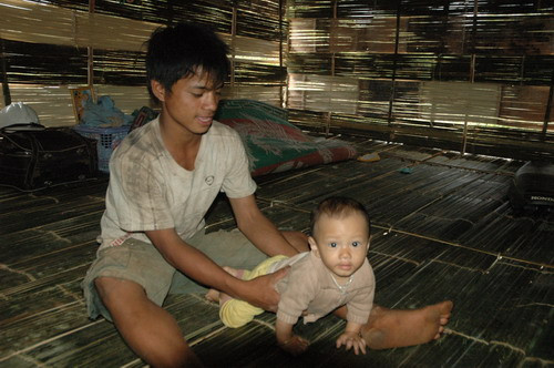 A Kha, học sinh trường THCS Ngọc Yêu chưa đi học được, ở nhà trông cháu A Kha, học sinh trường THCS Ngọc Yêu chưa đi học được, ở nhà trông cháu