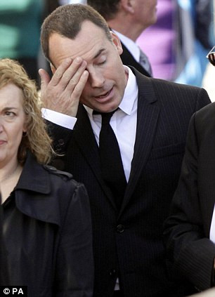 Boyzone của người quản lý Louis Walsh và gần gũi bạn bè Gately của David Furnish Read more: http://translate.googleusercontent.com/translate_c?hl=vi&ie=ISO-8859-1&langpair=auto%7Cvi&u=http://www.dailymail.co.uk/tvshowbiz/article-1221030/Stephen-Gately-funeral-Ronan-Keating-breaks-tears-pays-tribute-Boyzone-star.html&tbb=1&rurl=translate.google.com.vn&usg=ALkJrhjPhaYlJlsFLuzg6mMTp3We5JSbSw#ixzz0UCqX2xVF