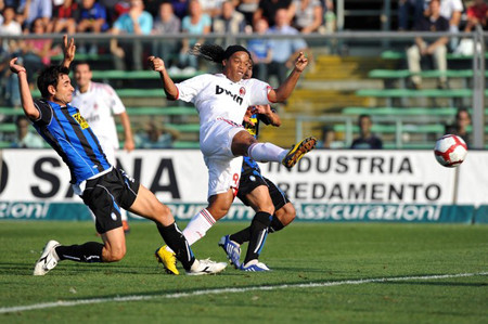 Ronaldinho (giữa) “lóe sáng” khi ghi bàn thắng giúp AC Milan giành được 1 điểm trước Atalanta Ronaldinho (giữa)“lóe sáng” khi ghi bàn thắng giúp AC Milan giành được 1 điểm trước Atalanta