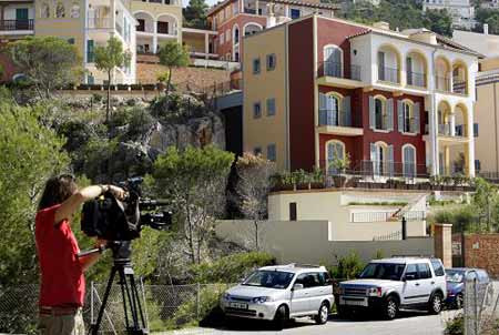 Stephen Gately chết do "trác táng" ảnh 3 Khung cảnh bên ngoài căn hộ sang trọng của Stephen và Andrewtại Port Andratxa, Tây Bắc Majorca - Tây Ban Nha