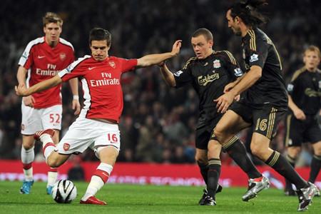 Arsenal (áo đỏ) “đá văng” The Kop khỏi Carling Cup