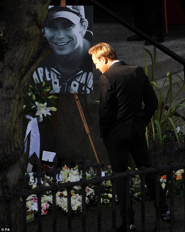 Hoa và thông điệp của người hâm mộ đặt bên ngoài nhà thờ