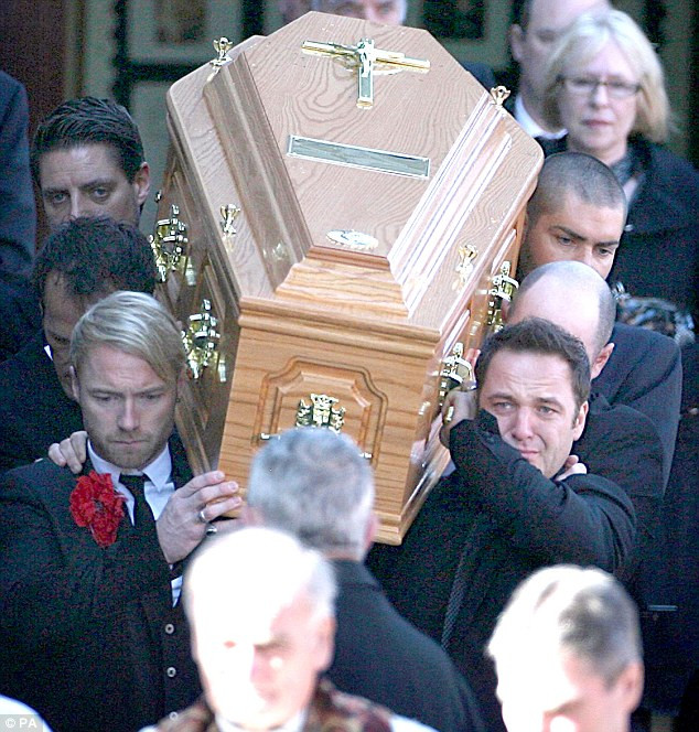 Showered những người hâm mộ quan tài với hoa hồng trắng sau khi buổi lễ 