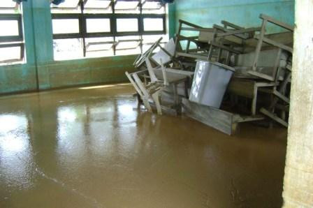 Bàn ghế trong lớp học này hầu như hư hỏng hoàn toàn khi cơn bão đi qua