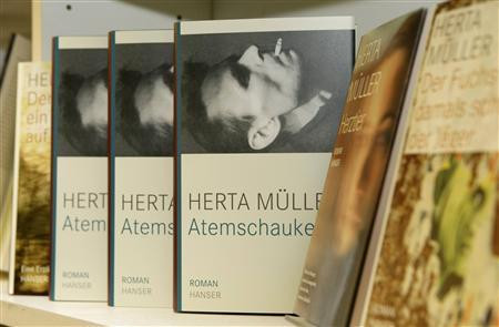 Tác phẩm mới nhất "Atemschaukel" của nhà văn Đức Herta Mueller được chụp tại công ty xuất bản Hanser của Munich (Đức) vào hôm nay 8.10.2009 Tác phẩm mới nhất "Atemschaukel" của nhà văn Đức Herta Mueller được chụp tại công ty xuất bản Hanser của Munich (Đức) vào hôm nay 8.10.2009