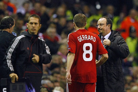 Steven Gerrard tập tễnh rời sân chỉ sau 25 phút thi đấu trên sân